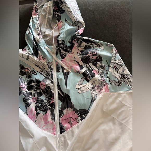 Nike windbreaker, wilfred free turtleneck sweater & champion items! - Picture 3 of 12